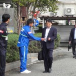 コンサドーレ札幌戦のチラシを手渡すカターレ富山の選手。