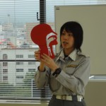 模型を使い、気道確保の大切さを説明する富山消防署の池水さん。