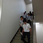 避難訓練のため、９階から階段を使って真剣に駆け降りる参加者たち。